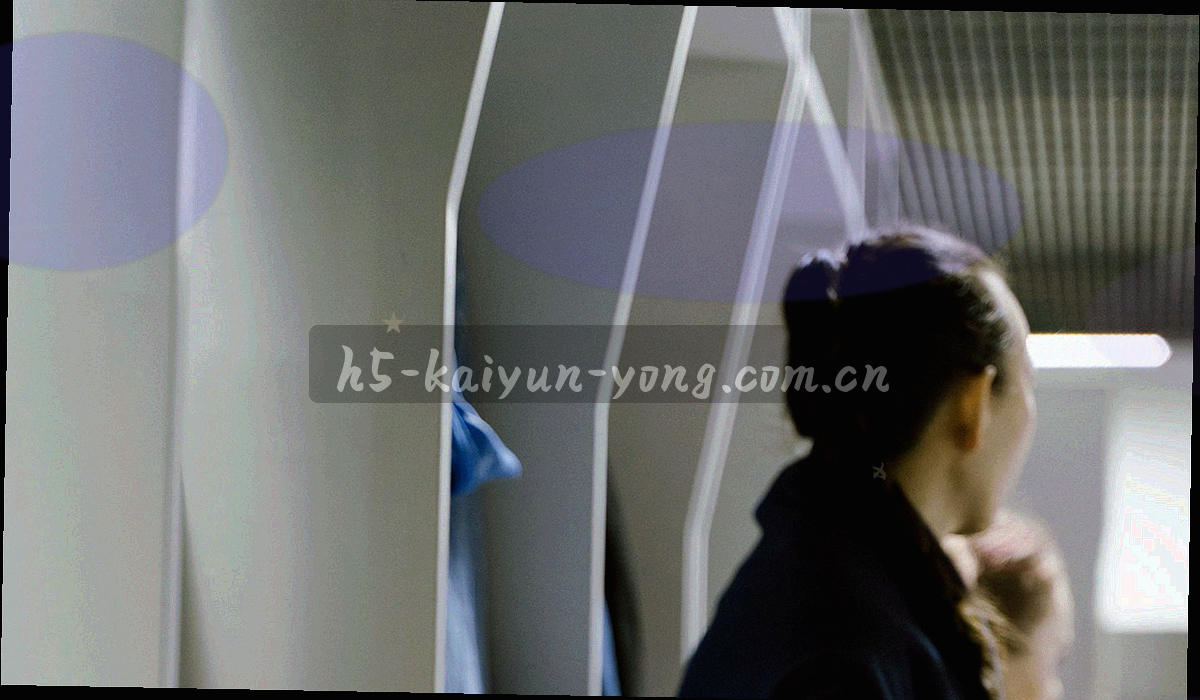 叠层纸张与细网格线组成的抽象图形，呼应条款文本的印刷质感